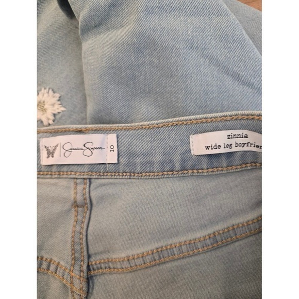 Women's Light Wash Daisy Embroidered Cuffed Jeans Cottagecore Size 10/30 - Picture 8 of 16